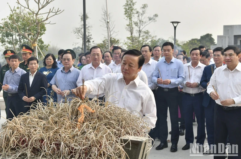 Deputy PM Tran Hong Ha and delegates offer incense at temple dedicated to fallen soldiers in the Dien Bien Phu battlefield. (Photo: NDO)