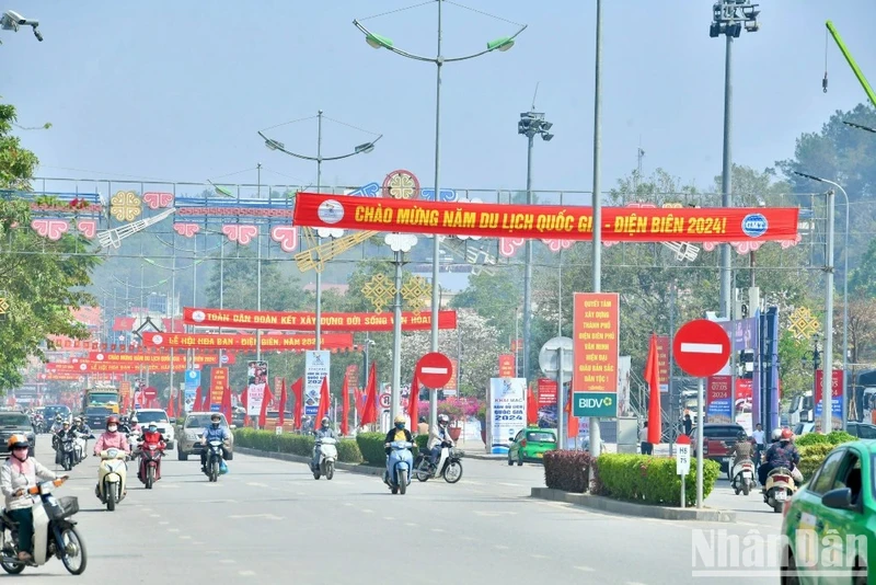 Dien Bien Phu’s streets are brilliantly decorated with flags and flowers to welcome the 2024 National Tourism Year – Dien Bien.