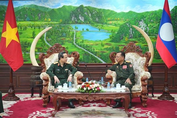 Deputy Director of the Central Military Hospital 108 Colonel Prof. Dr. Le Huu Song (left) talks to Lao Deputy Prime Minister and Minister of National Defence Gen. Chansamone Chanyalath about the cooperation between Vietnamese and Lao military hospitals. (Photo: VNA) 