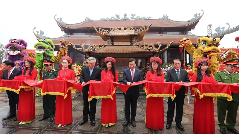 The ribbon-cutting ceremony to inaugurate the temple dedicated to Hoang Hoa Tham and the Yen The insurgent army.