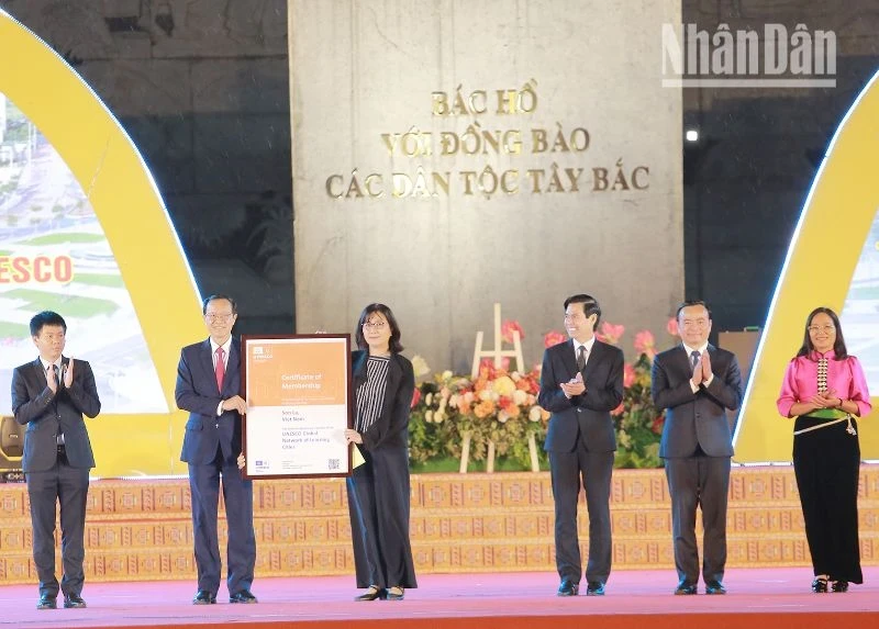Head of UNESCO’s Education Department in Hanoi Miki Nozawa presents a global learning city certificate to Deputy Minister of Education and Training Pham Ngoc Thuong.