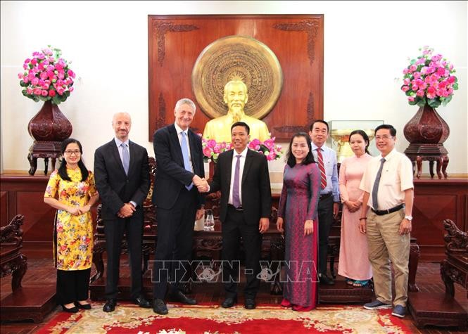 Vice Chairman of the People's Committee of the Mekong Delta city of Can Tho Nguyen Thuc Hien (5th from right) and Italian Consul General in Ho Chi Minh City Enrico Padula (third, left). (Photo: VNA) 