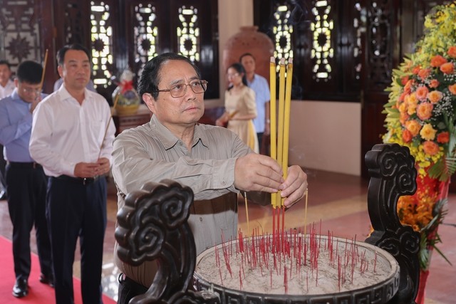 PM Pham Minh Chinh pays tribute to late Chairman of the Council of Ministers Pham Hung (Photo: VGP)