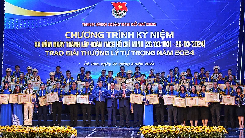 The Party and State leaders, delegates from the ministries, and the winners of the 2024 Ly Tu Trong Awards pose for a photo.