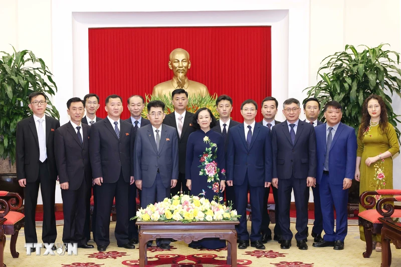 Head of the Party Central Committee’s Organisation Commission Truong Thi Mai and members of the Workers’ Party of Korea (WPK)'s delegation (Photo: VNA) 