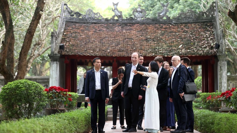 Speaker of the Finnish Parliament Jussi Halla-aho visits the Temple of Literature. (Photo: VNA)