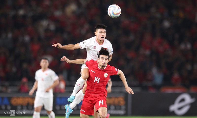 Pham Xuan Manh (in white) tackles defender Nathan Tjoe-A-On in the first-leg match at Gelora Bung Karno Stadium in Jakarta on March 21. (Photo: Lam Thoa/Vnexpress)