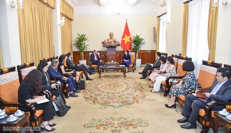 Deputy Minister of Foreign Affairs Le Thi Thu Hang (R) receives visiting Permanent Under-Secretary at the UK’s Foreign, Commonwealth & Development Office Philip Barton (Photo: baoquocte.vn)