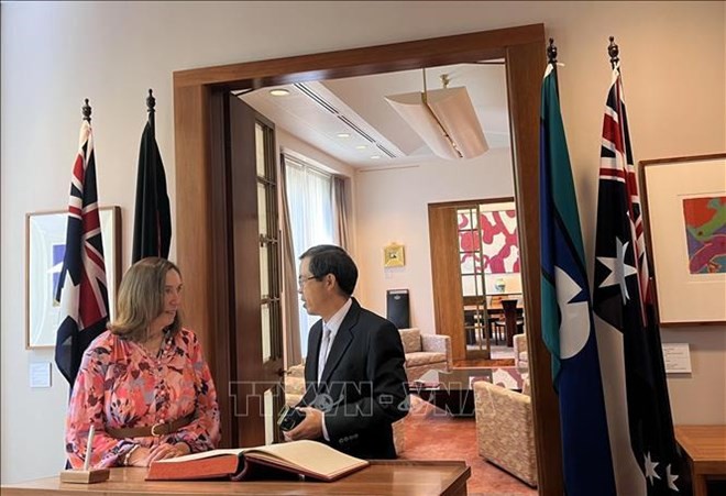Vietnamese Ambassador to Australia Pham Hung Tam (R) and President of the Australian Senate Sue Lines (Photo: VNA)