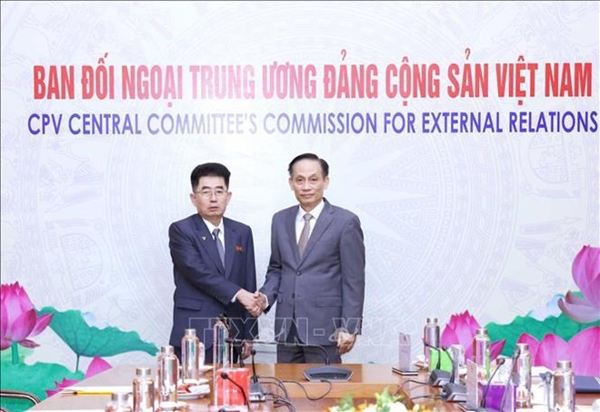 Secretary of the Communist Party of Vietnam (CPV) Central Committee and Chairman of its Commission for External Relations Le Hoai Trung (R) and visiting Director of the International Department of the Central Committee of the Workers’ Party of Korea (WPK) Kim Song Nam at their talks in Hanoi on March 25. (Photo: VNA)