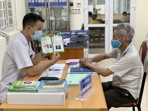 Central Lung Hospital doctor provides consultancy for TB patient. (Photo: VNA)