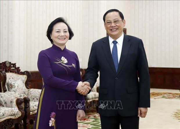 Lao Prime Minister Sonexay Siphandone (R) receives Vietnamese Minister of Home Affairs Ministry Pham Thi Thanh Tra on March 26 in Vientiane. (Photo: VNA)