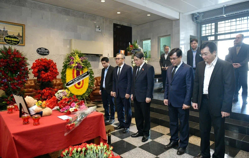 NA Vice Chairman Nguyen Duc Hai (front, centre) and other officials pay homage to the deceased victims of the Crocus City Hall attack at the Russian Embassy in Hanoi on March 26. (Photo: quochoi.vn)