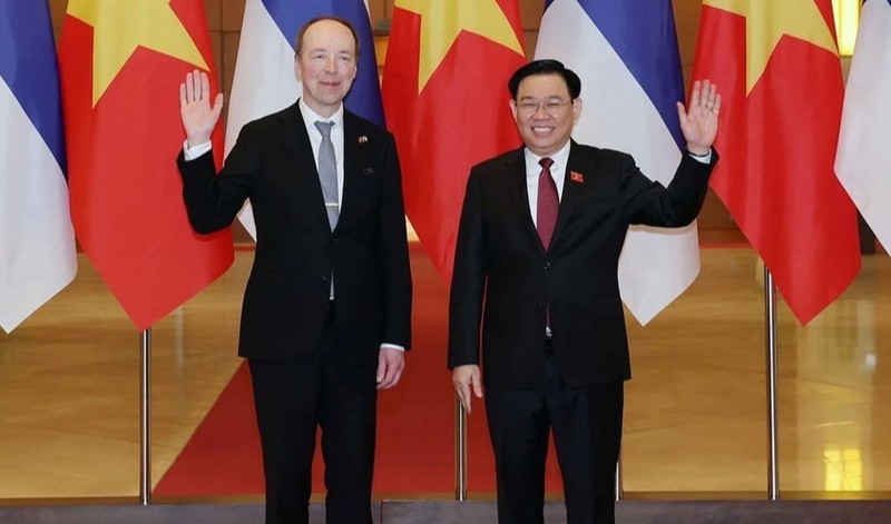 Speaker of the Parliament of Finland Jussi Halla-aho (L) and National Assembly Chairman Vuong Dinh Hue. (Photo: VNA)