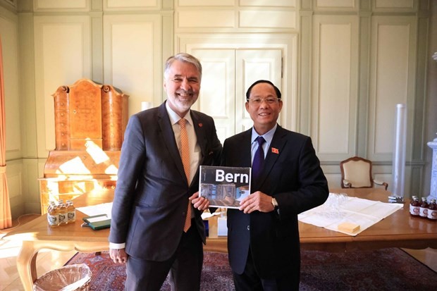 NA Vice Chairman Tran Quang Phuong (right) and Mayor of Bern city Alec von Graffenried at their meeting on March 25 (Photo: VNA)