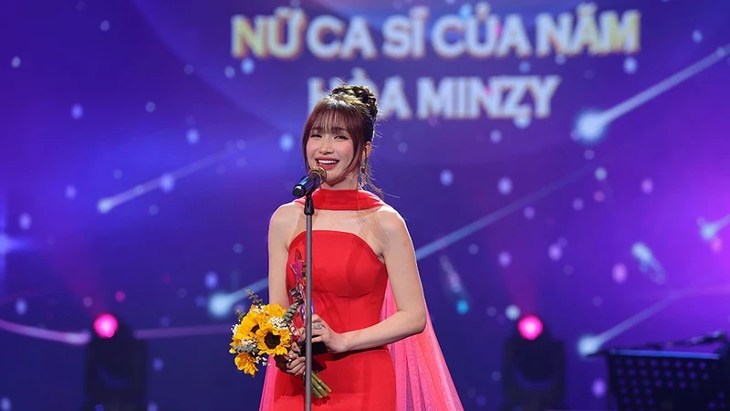 Singer Hoa Minzy speaks at the awards ceremony. (Photo courtesy of organising board)