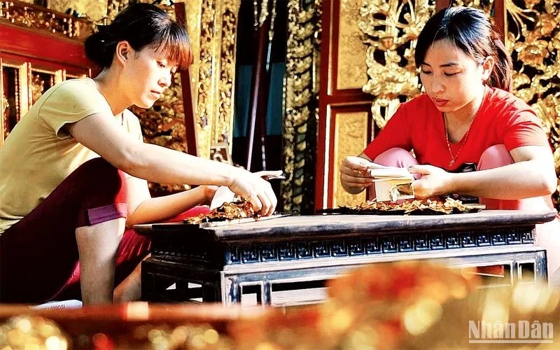 Artisans from Ha Thai Lacquer Craft Village in Thuong Tin District, Hanoi, are creating handicraft products.