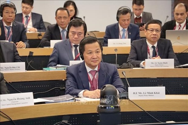 Deputy Prime Minister Le Minh Khai (centre) attends a discussion session of 2024 Vietnam Executive Leadership Programme. (Photo: VNA) 