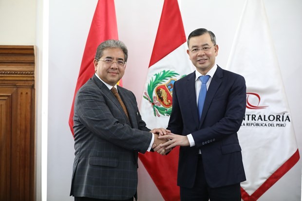 General Auditor of the State Audit Office of Vietnam Ngo Van Tuan (R) and Comptroller General of Peru Nelson Eduardo Shack Yalta in Lima on April 1. (Photo: VNA)