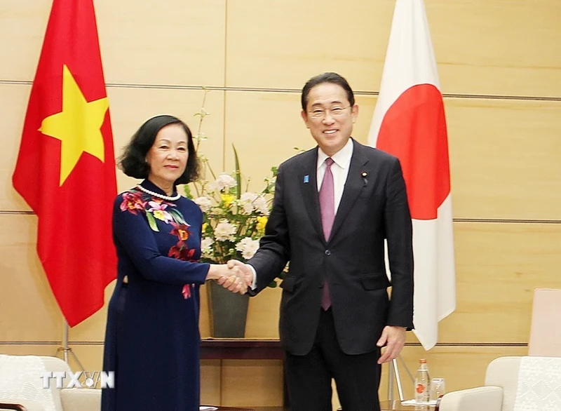 Politburo member, permanent member of the Communist Party of Vietnam (CPV) Central Committee’s Secretariat and Chairwoman of the Party Central Committee’s Organisation Commission Truong Thi Mai and Japanese Prime Minister Fumio Kishida (Photo: VNA) 