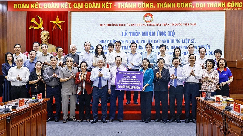 President of the VFFCC Do Van Chien (8th from right, front row) and other delegates at the ceremony.