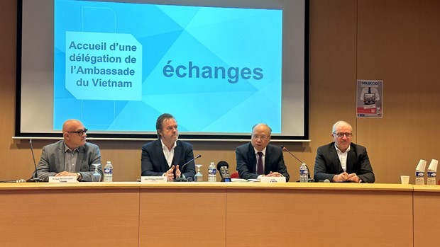 Vietnamese Ambassador to France Dinh Toan Thang (second from right) speaks at the event. (Photo: VNA)