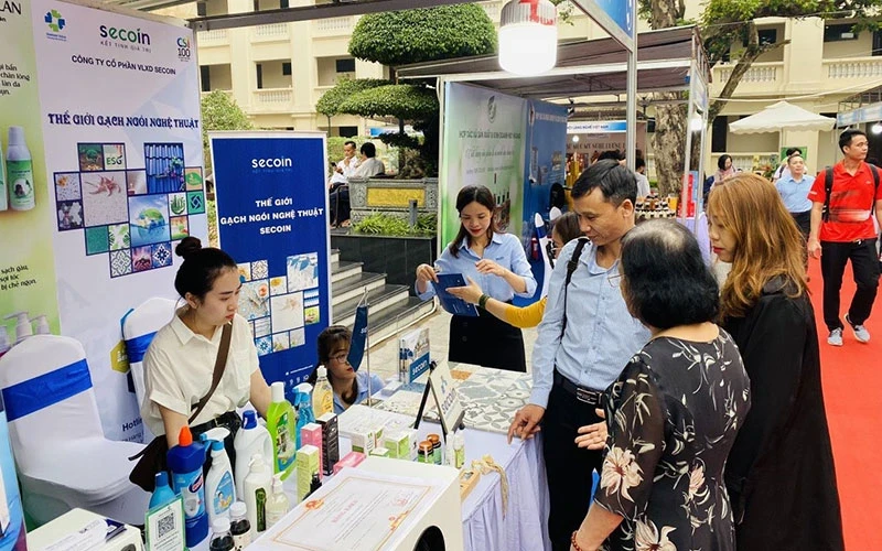 A fair displaying science and technology products in Hanoi. (Photo: TUAN ANH)