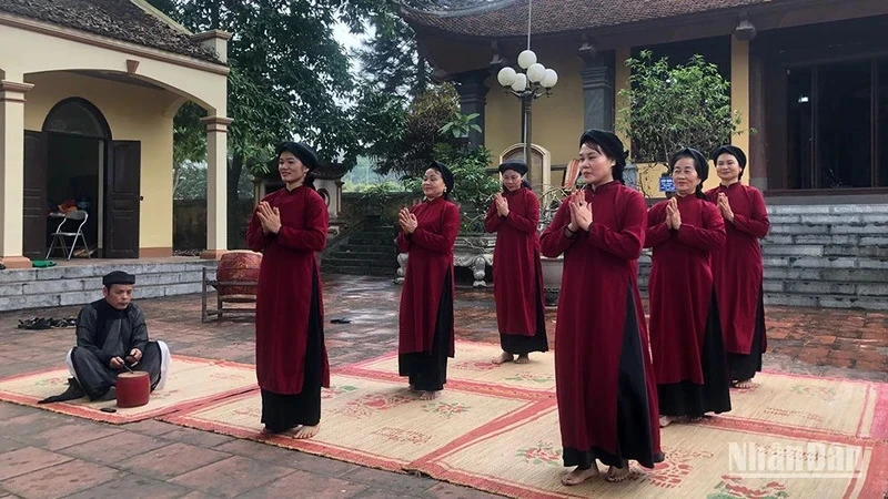 The artisans perform Xoan singing at Thet Communal House in Kim Duc Commune, Viet Tri City, Phu Tho Province.