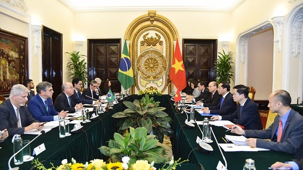 At the talks between Minister of Foreign Affairs Bui Thanh Son and his Brazilian counterpart Mauro Vieira in Hanoi on April 10. (Photo: VNA) 