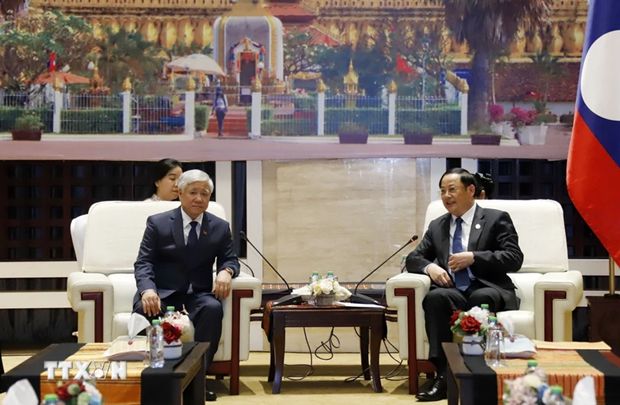 Laos PM Sonexay Siphandone (right) and President of the VFF Central Committee Do Van Chien at their meeting in Vientiane on April 10 (Photo: VNA)