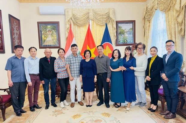 Vietnamese Ambassador to Hungary Nguyen Thi Bich Thao (sixth, left) and OVs in Hungary at the meeting. (Photo: VNA)