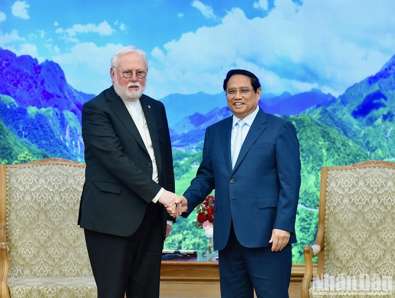 Prime Minister Pham Minh Chinh receives Archbishop Paul Richard Gallagher, the Vatican's Secretary for Relations with States and International Organisations, in Hanoi on April 10. (Photo: NDO)