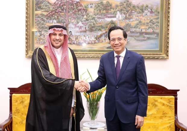 Minister of Labour, Invalids and Social Affairs Dao Ngoc Dung (R) receives Saudi Arabia’s Ambassador to Vietnam Mohammed Ismaeil A. Dahlwy. (Photo: VNA)