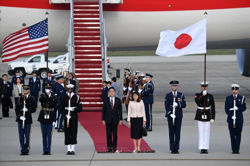 Japanese PM Kishida Fumio (middle, left) and his spouse Yuko Kishida arrive at Andrews Air Force Base in Maryland, the US, on April 8, 2024. (Photo: AFP/VNA)