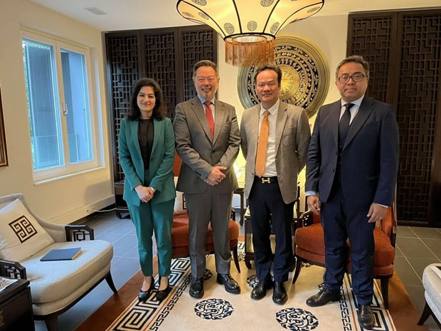 Ambassador Mai Phan Dung (second from right) and WIPO representatives. (Photo: VNA)