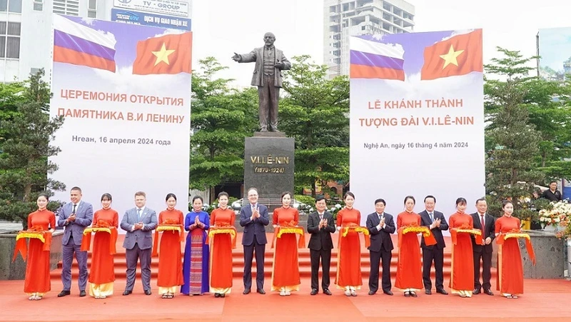 The ribbon cutting ceremony for the inauguration of the statue.