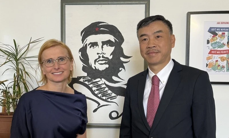 Vietnamese Ambassador to the Czech Republic Duong Hoai Nam (right) and Chairwoman of the Communist Party of Bohemia and Moravia (KSCM) Katerina Konecna at their meeting on April 17 (Photo: VNA) 