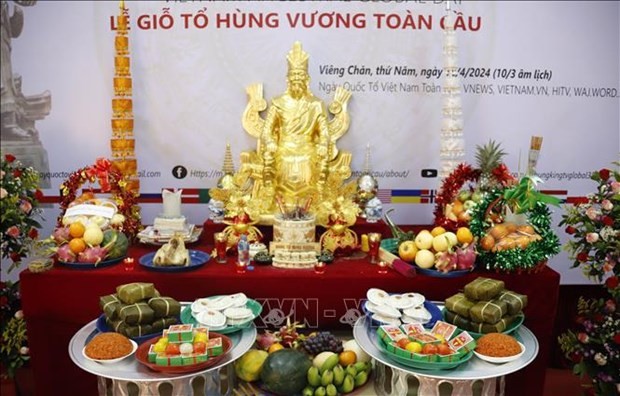The offerings that Vietnamese people in Laos make to commemorate Hung Kings on the ceremony in April 18. (Photo: VNA) 
