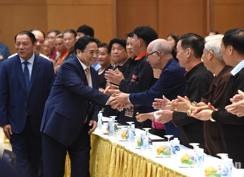 PM Pham Minh Chinh meets with village elders and chiefs, skilled artisans and reputable citizens on April 19. (Photo: NDO)