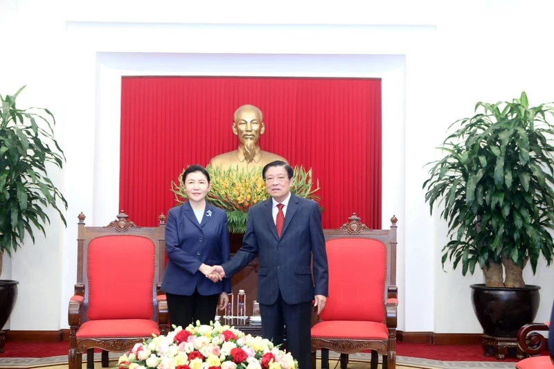 Chairman of the CPV Central Committee's Commission for Internal Affairs Phan Dinh Trac (R) and Chinese Minister of Justice He Rong. (Photo: NDO)