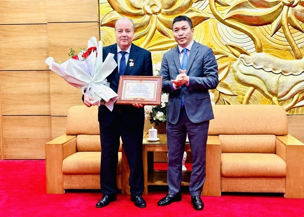 President of the Vietnam Union of Friendship Organisations (VUFO) Phan Anh Son (right) presents the insignia "For Peace and Friendship among Nations" to Algerian Ambassador to Vietnam Abdelhamid Boubazine. (Photo: VNA) 