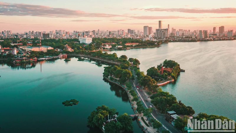 In the music video, the piece “Going Home” takes viewers around the capital city of Hanoi along with the footsteps of saxophonist Kenny G, visiting famous destinations such as Long Bien Bridge, Guom Lake, Thang Long Imperial Citadel, Van Mieu – Quoc Tu Giam (Temple of Literature), etc.