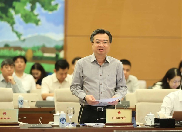 Minister of Construction Nguyen Thanh Nghi presents the proposal on the draft Law on Urban and Rural Planning at the session. (Photo: VNA) 