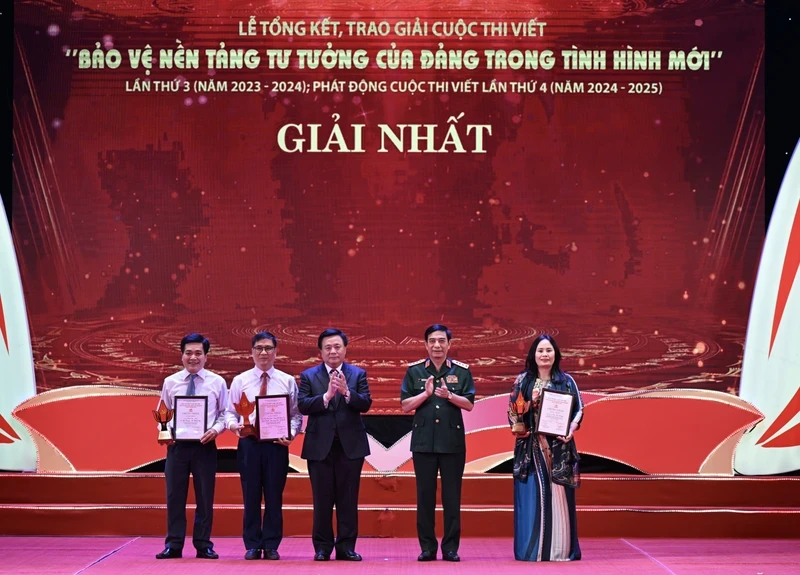 Politburo members: General Phan Van Giang (second, right) and Nguyen Xuan Thang (middle) present the first prizes to the winners.