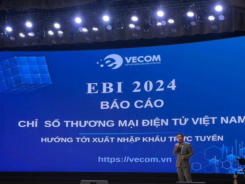A representative from the VECOM announces the 2024 EBI. (Photo: hanoimoi.com.vn)
