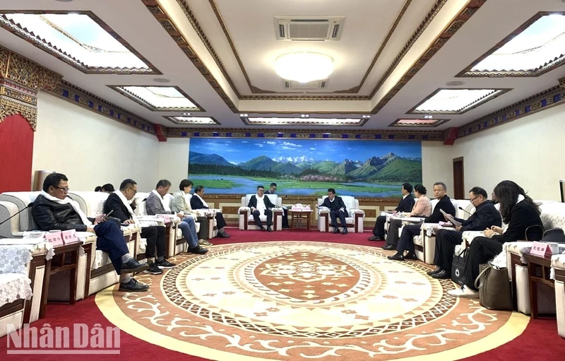 An overview of the working session. (Photo: HUU HUNG)