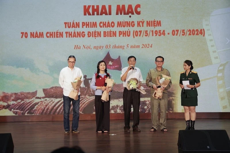 People’s Artists Dang Xuan Hai, Tran Luc, Thu Ha and Trung Hieu exchange with audiences at the opening ceremony for the film week.