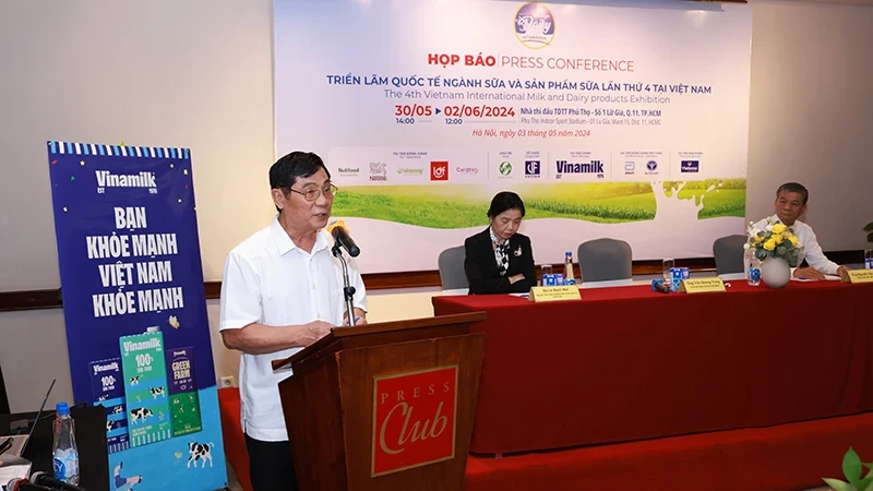 Chairman of the Vietnam Dairy Association (VDA) Tran Quang Trung announces the exhibition at the press conference. 