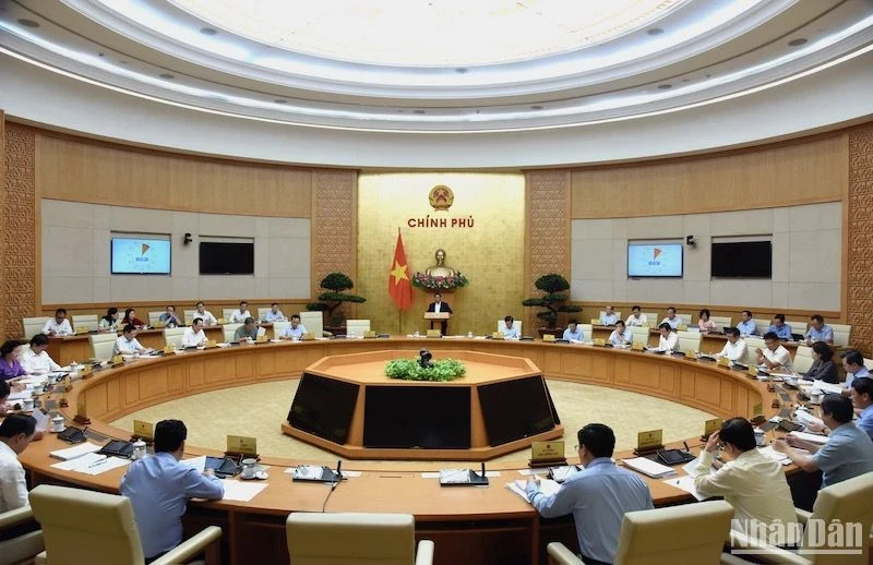 Prime Minister Pham Minh Chinh chairs the Government's regular meeting. (Photo: NDO)