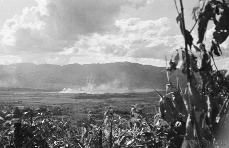 Vietnamese artillery units continue to shell enemy positions. The enemy positions hit by artillery shells are on fire. (Photo: VNA)